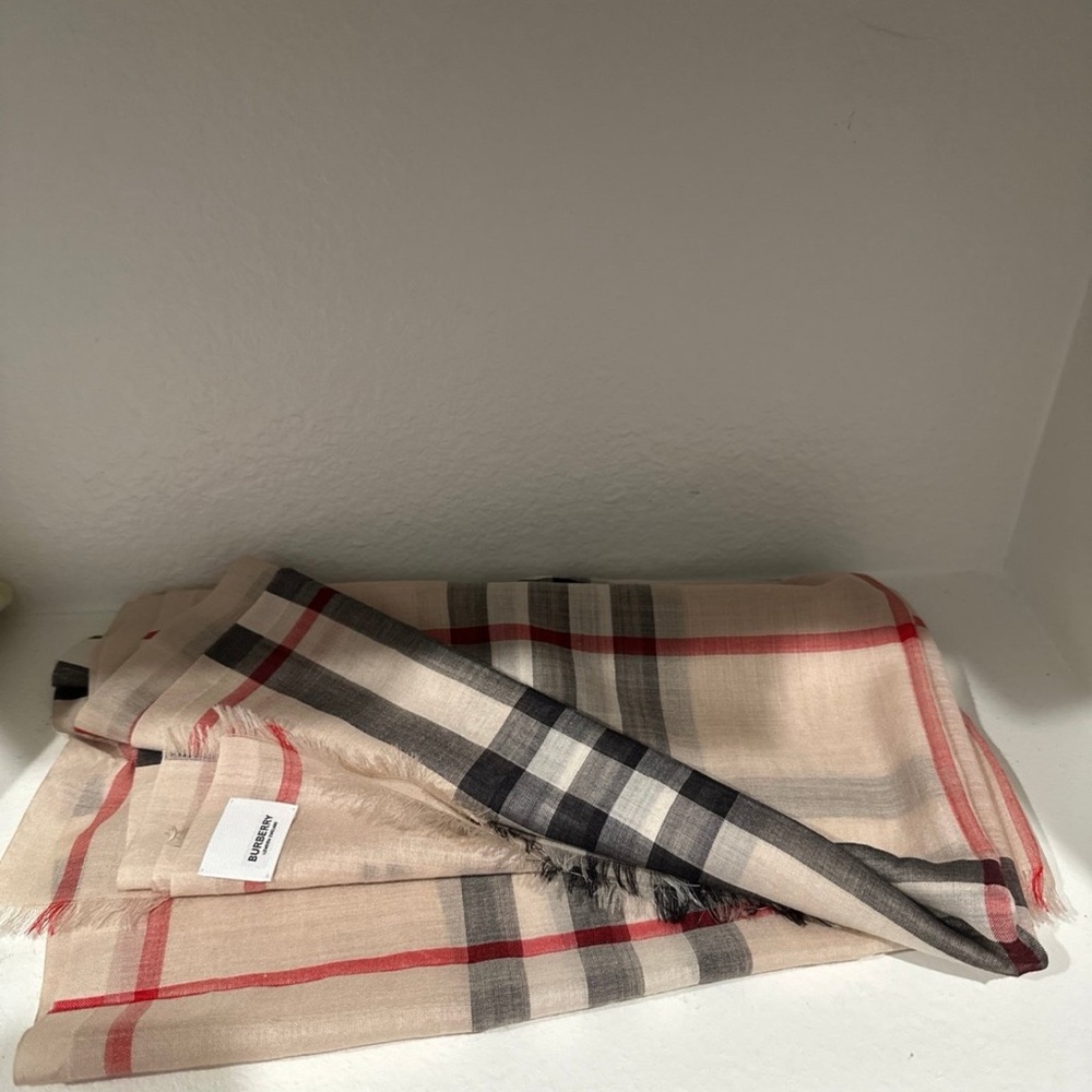 Burberry Classic Check Scarf in Beige and Red